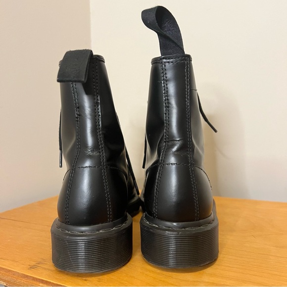 Dr. Martens 1460 8-Tie lace-up boot, black smooth - Picture 6 of 8